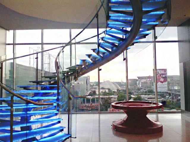 фото: Стеклянные лестницы с подсветкой