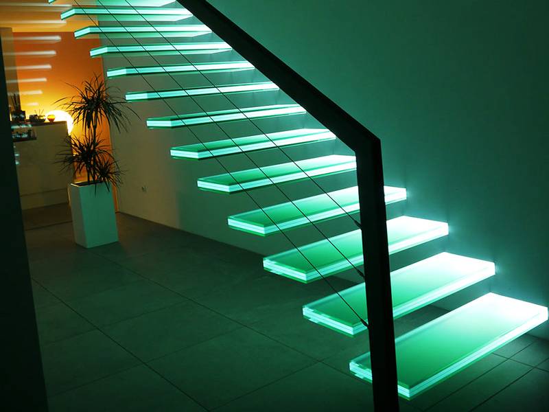 стеклянная лестница с подсветкой