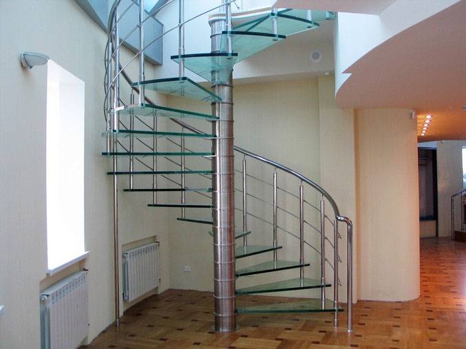 Стеклянная лестница не только внесет нечто новое в интерьер, но и визуально займет значительно меньше места
