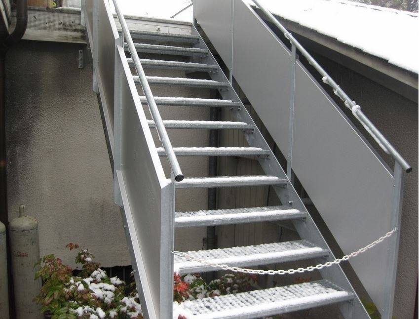 Прочность металлических лестниц