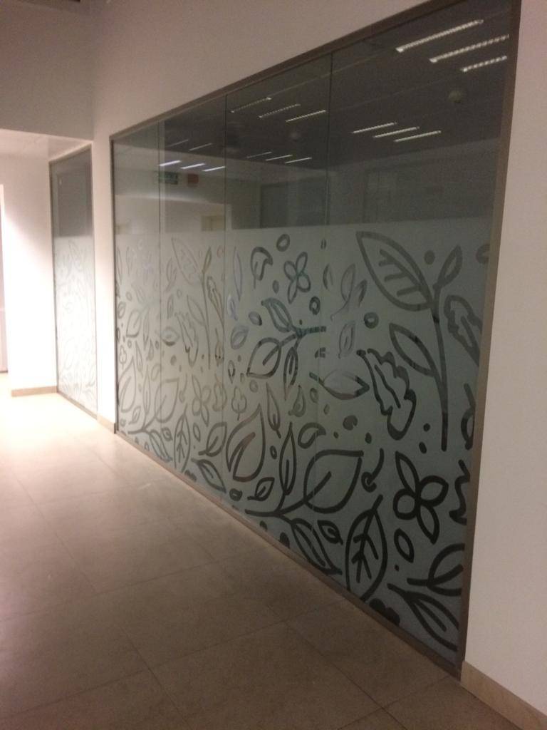 Покрытие пленкой стеклянных перегородок