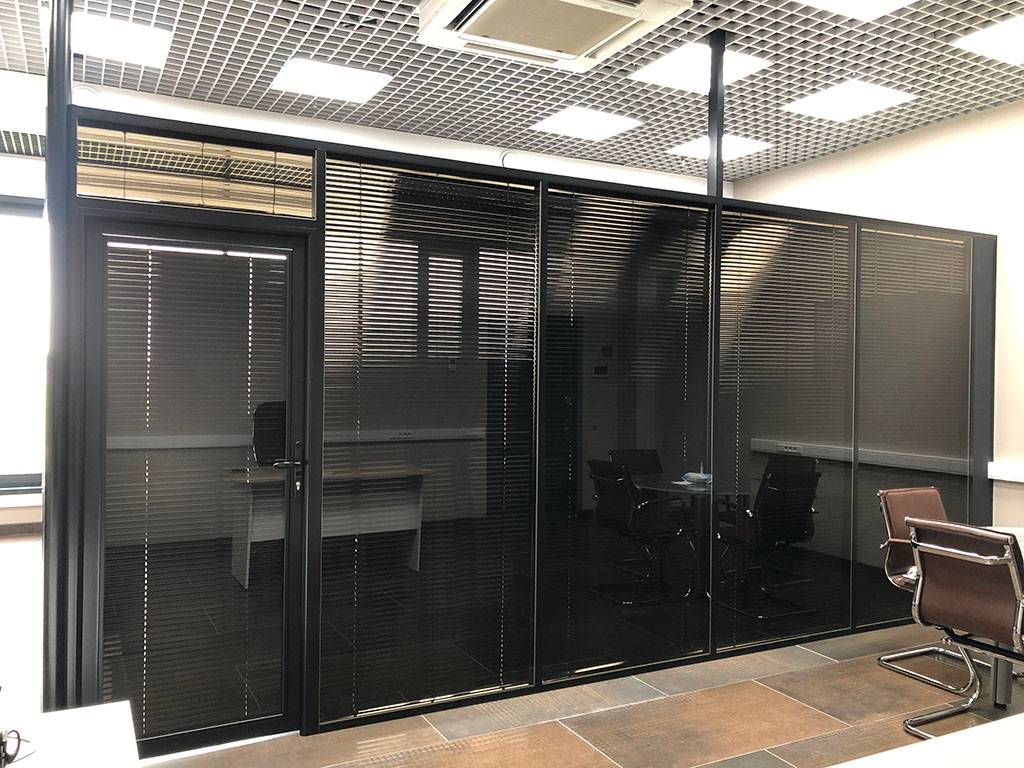 Офис из тонированных стеклянных перегородок