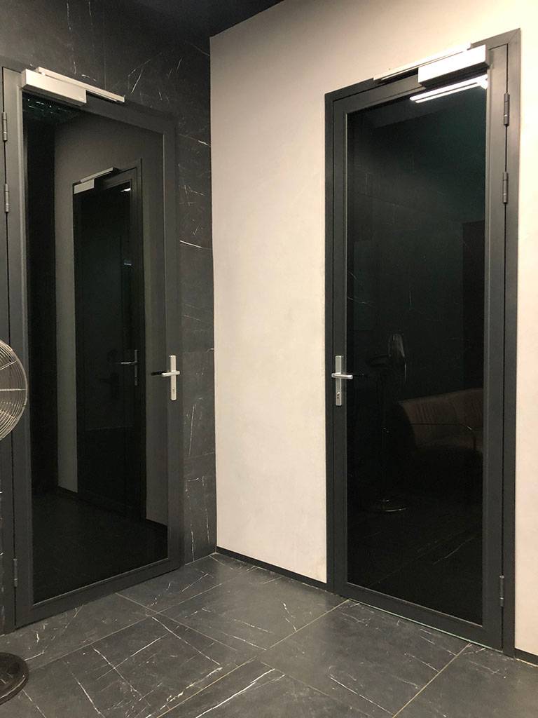 Элитные черные стеклянные двери в офисе