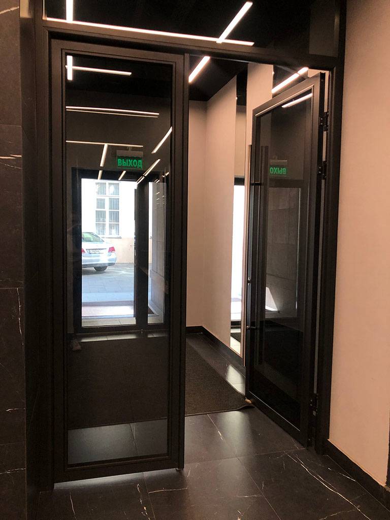 Двустворчатые двери из двойного стекла