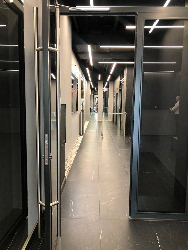 Прозрачные двери в офисе компании