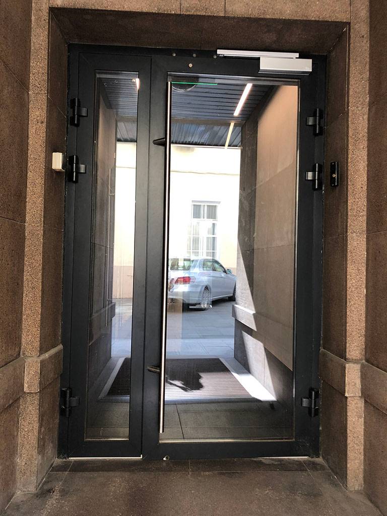 Прозрачные двери для офиса