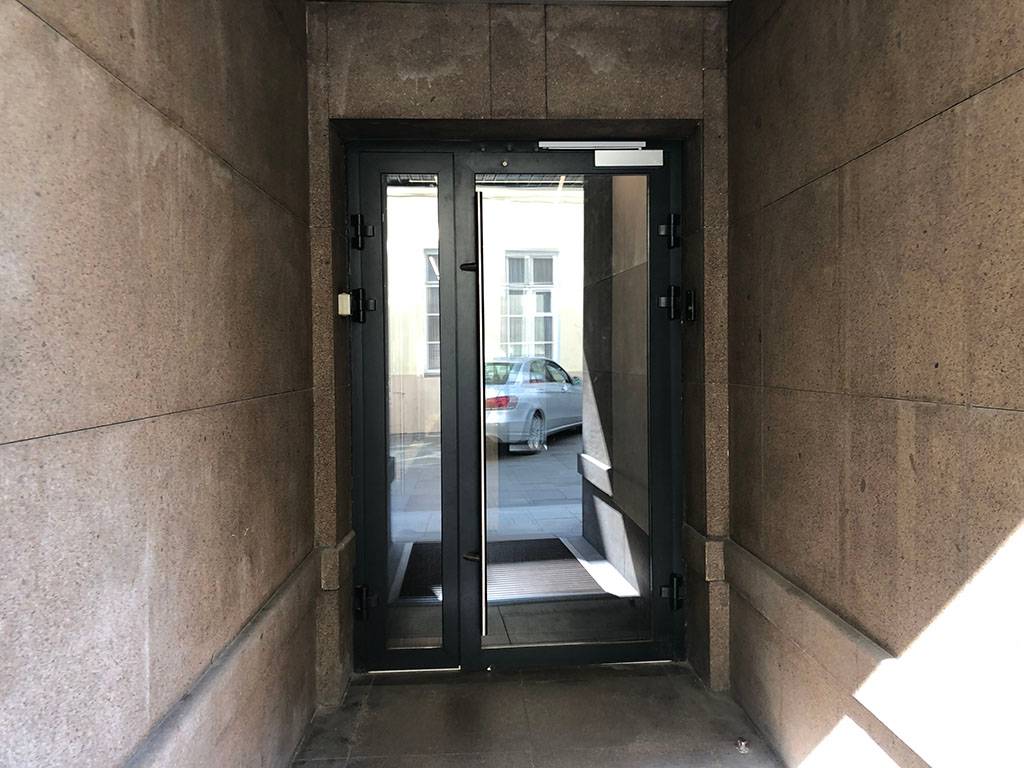 Входная теплая дверь из двойного стекла