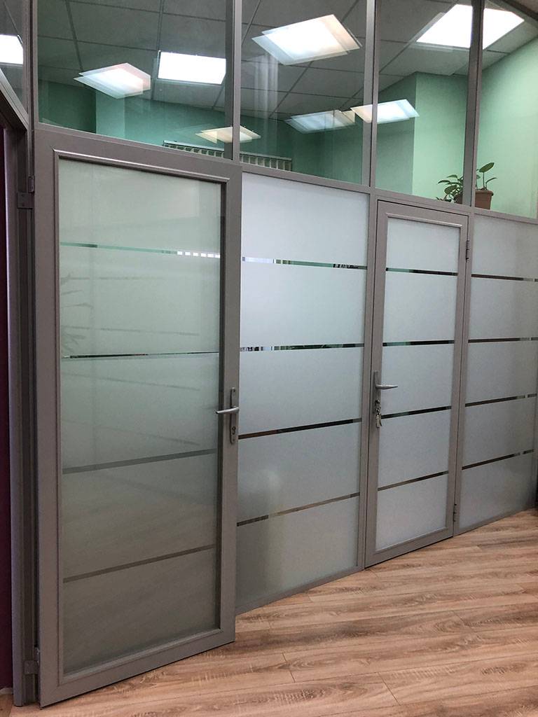 Двери каркасные со стеклом в офисных перегородках