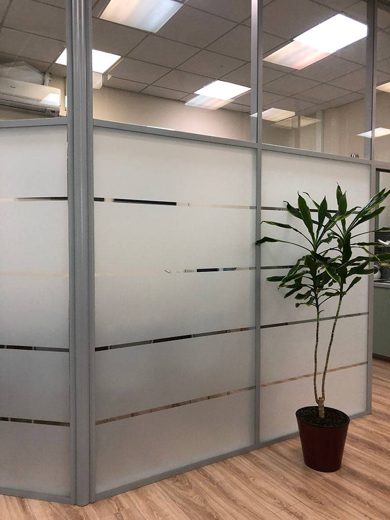 Интерьер офиса с перегородками