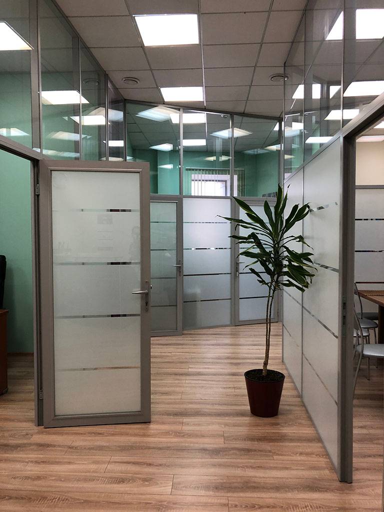 Кабинеты офиса с распашными стеклянными дверьми