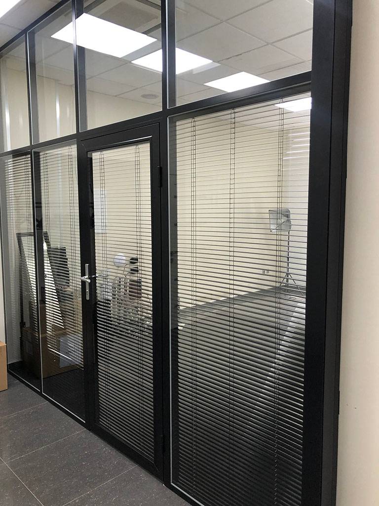 Перегородки из стекла со встроенными жалюзи