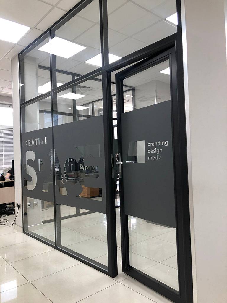 Стены кабинета из стеклянных перегородок