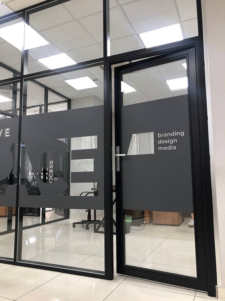 Каркасная стеклянная дверь в перегородке Каркасная стеклянная дверь в перегородке