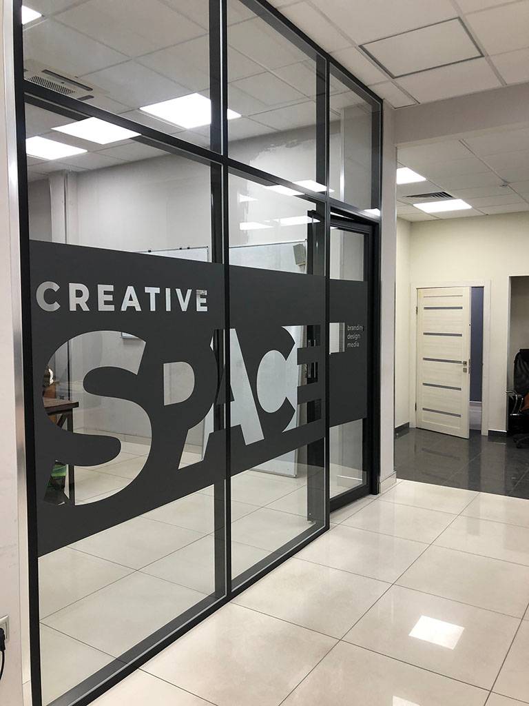 Оформление перегородок из стекла брендовыми картинками