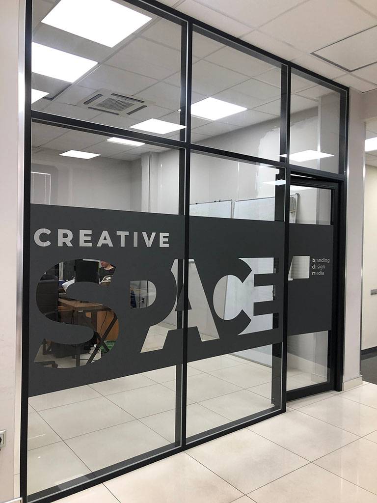 Стена в офисе из каркасных перегородок Стена в офисе из каркасных перегородок