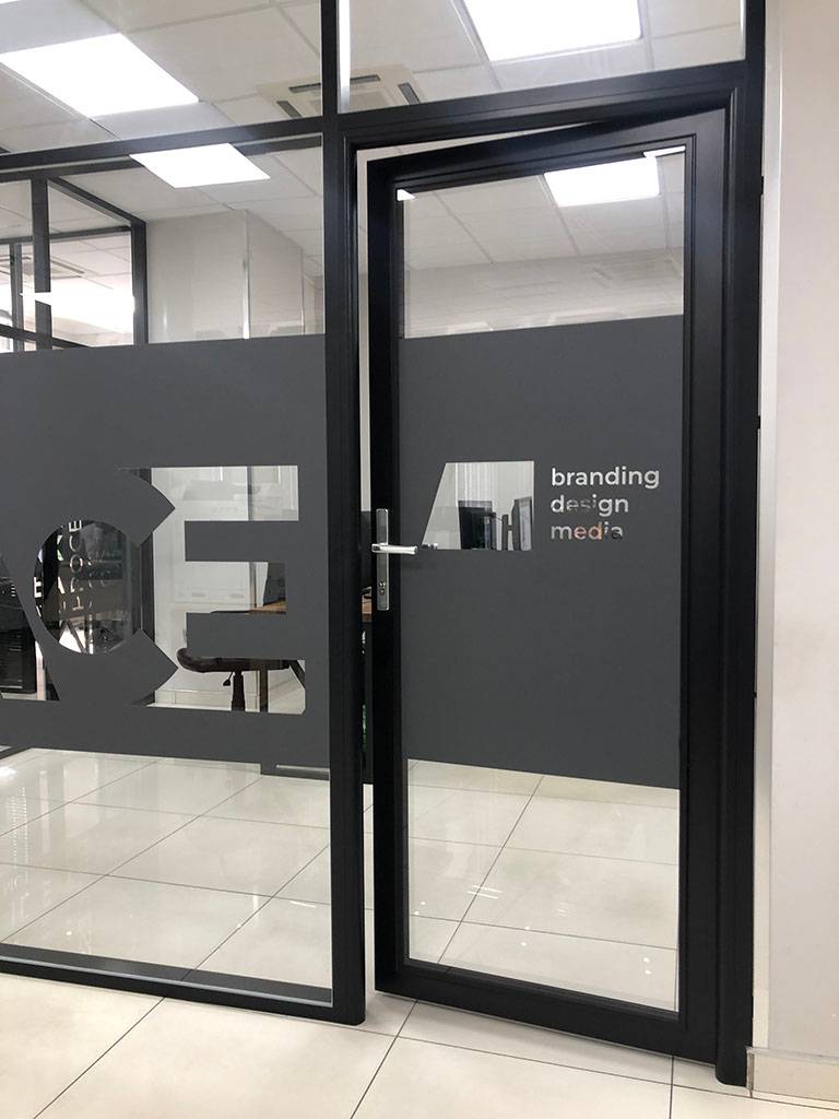 Распашная дверь для перегородок