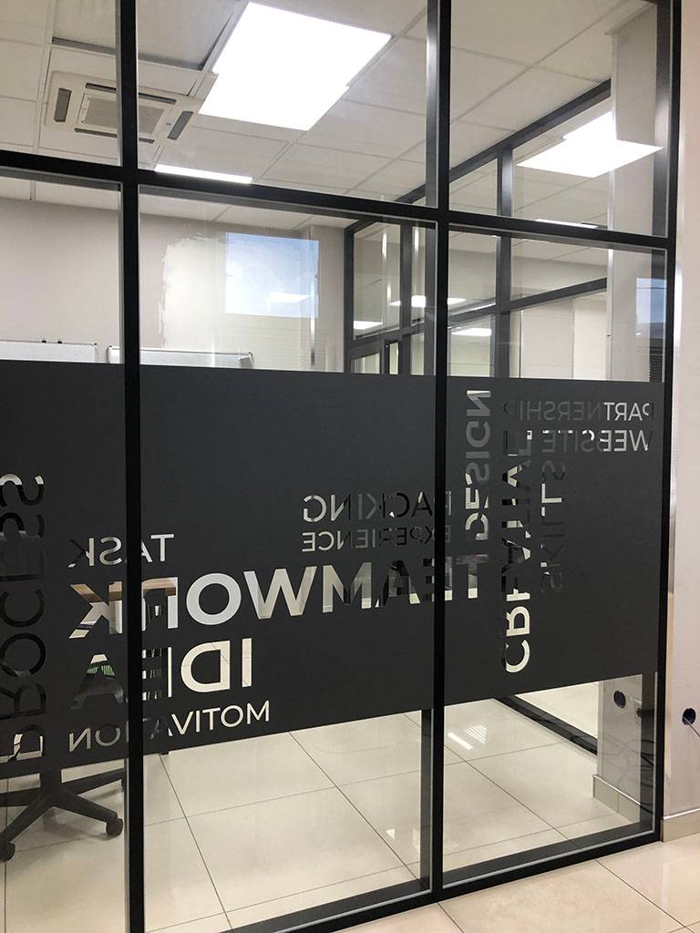 Перегородки из черного каркаса со стеклом