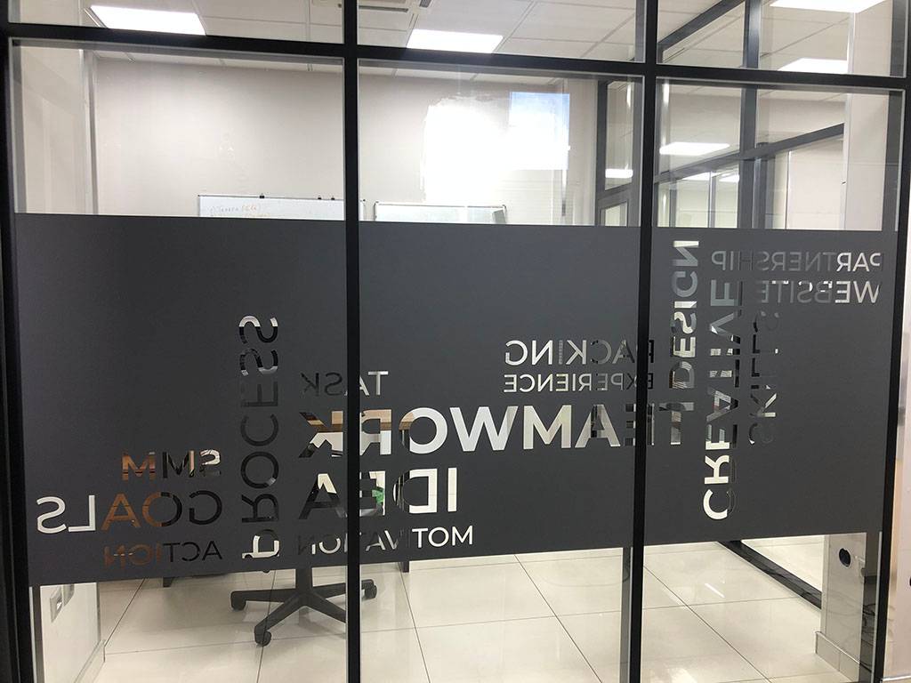 Черные перегородки со стеклом