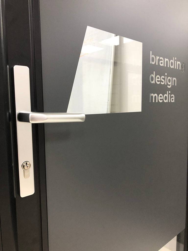 Ручка стеклянной каркасной двери