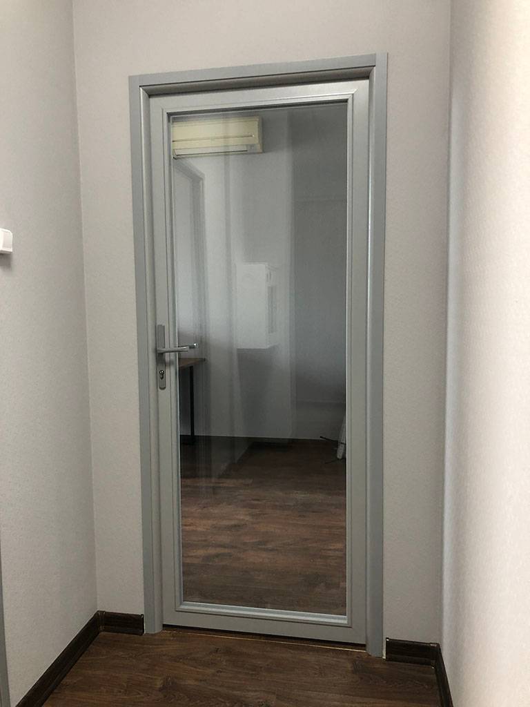 Прозрачные двери i-Doors в сером каркасе