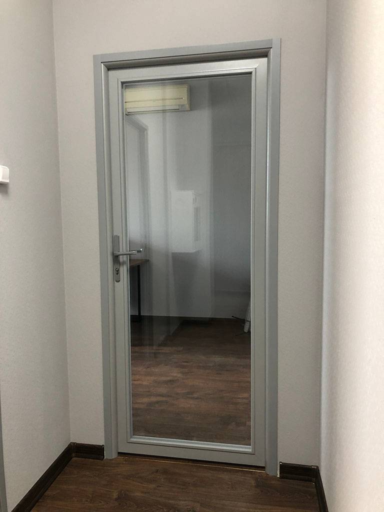 Прозрачные двери i-Doors в сером каркасе