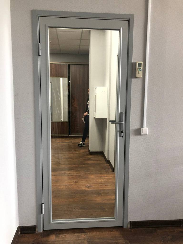 Прозрачная дверь с замком в офисе