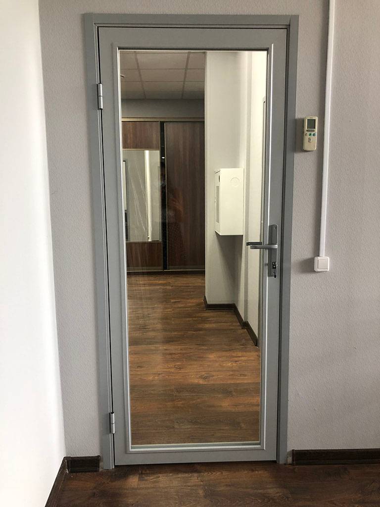 Серая стеклянная дверь в офисе
