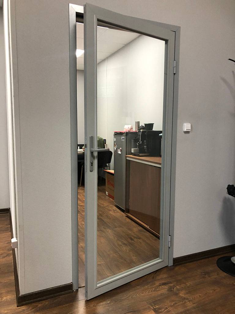 Серая стеклянная дверь в кабинет