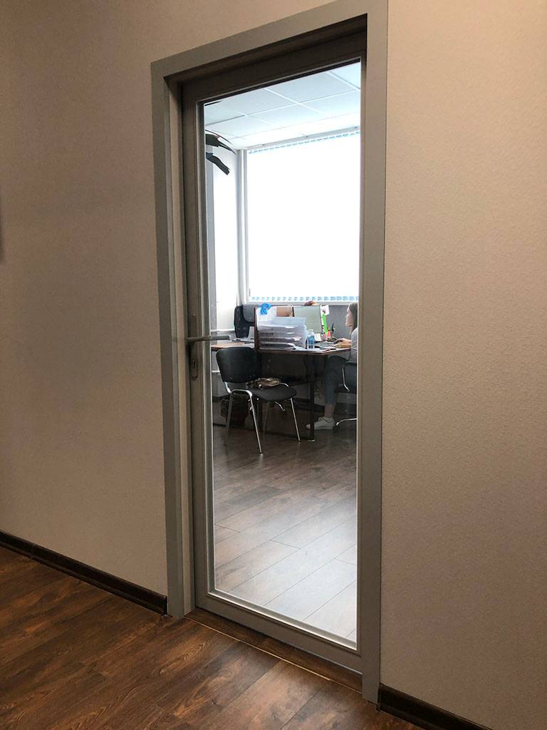 Прозрачные двери в офис