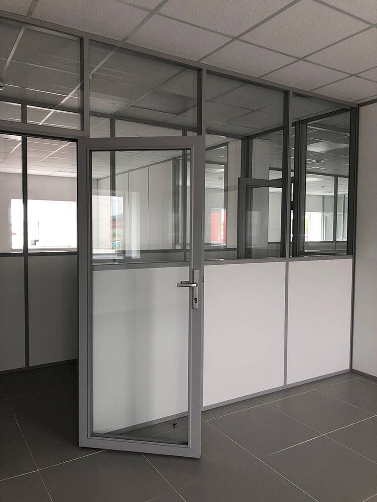 Кабинет из комбинированных перегородок