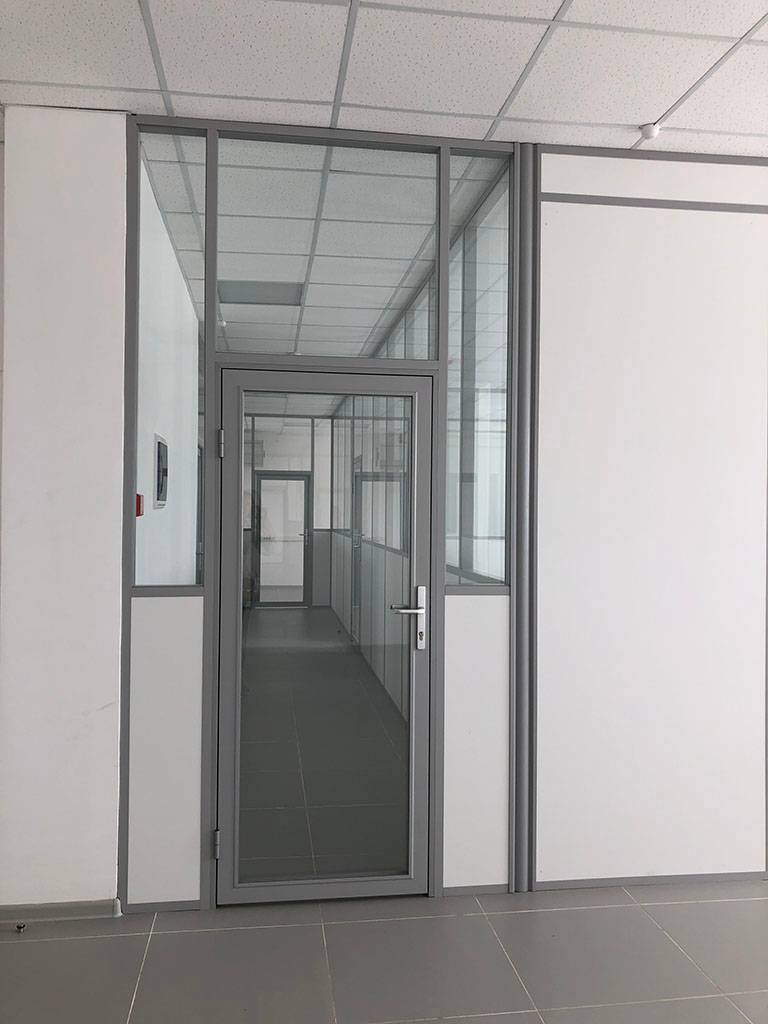 Проем в коридоре офиса из прозрачных перегородок и дверей