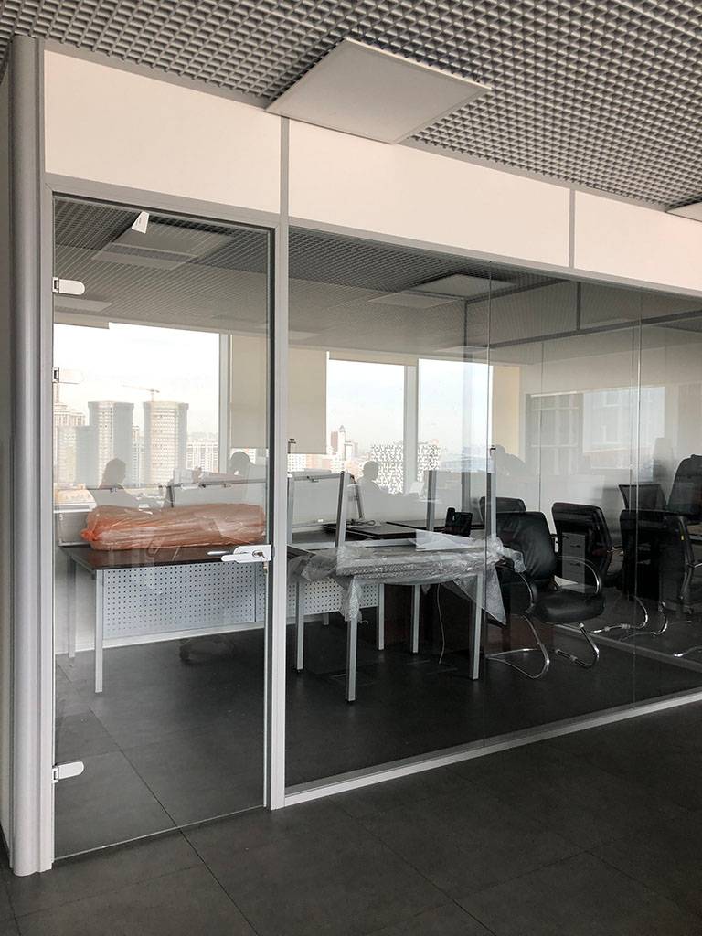 Офисные перегородки и двери из цельных полотен стекла