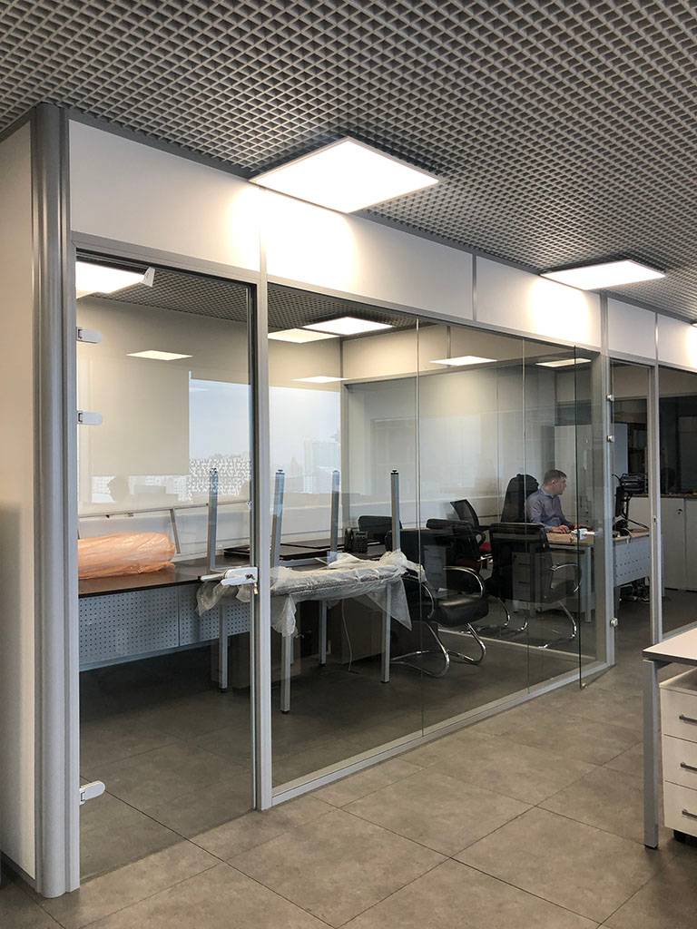 Уютный офисный кабинет из стекла
