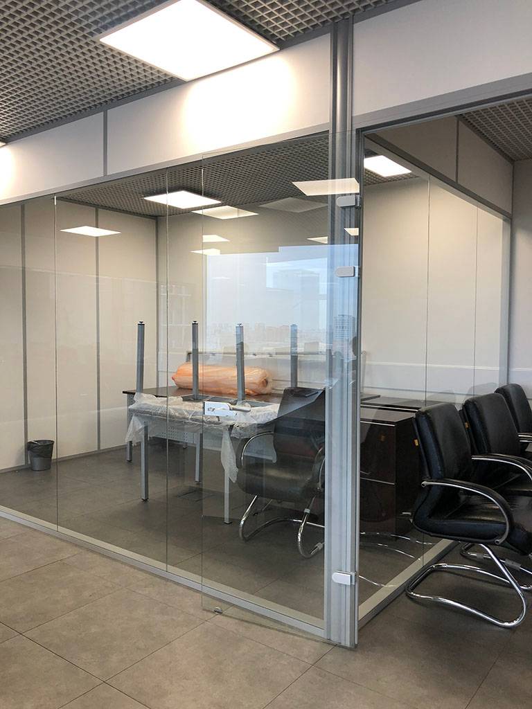 Офисный интерьер с прозрачными стенами