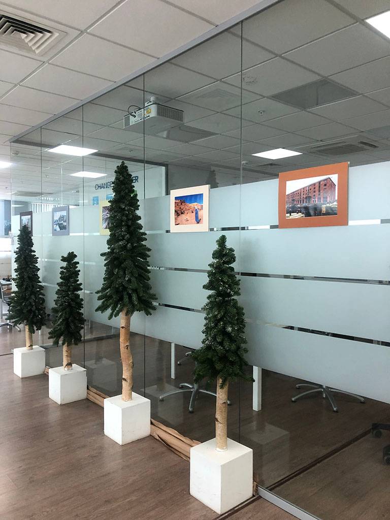 Оформление офиса со стеклянными перегородками