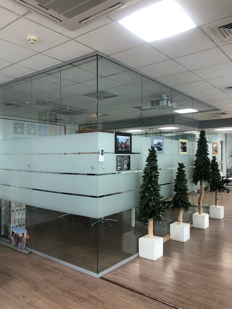 Полностью стеклянные перегородки в офисе