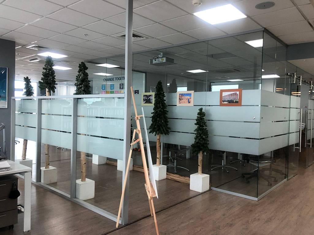 Цельностеклянные перегородки в туристическом офисе