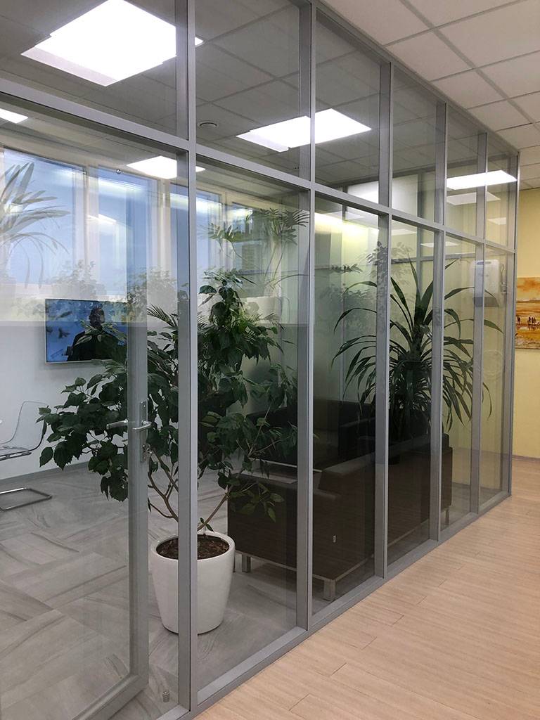 Перегородки из каленого стекла в офисе