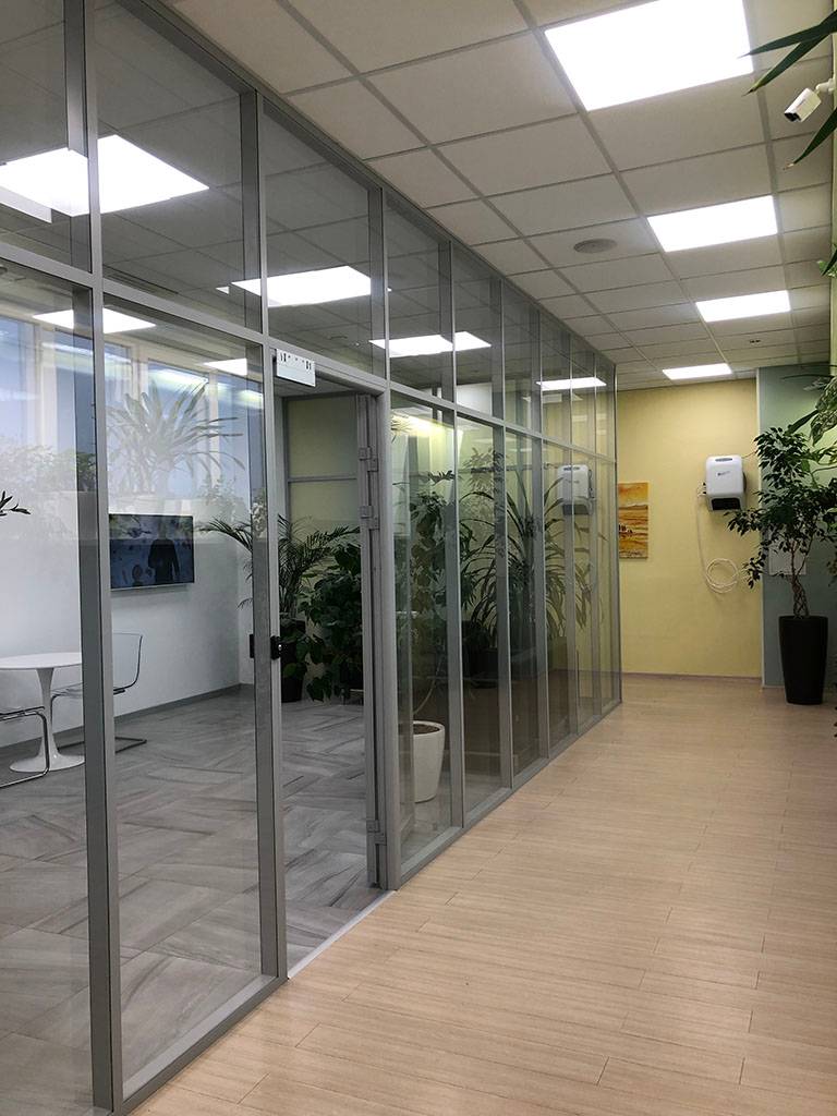 Прозрачные офисные перегородки из закаленного стекла