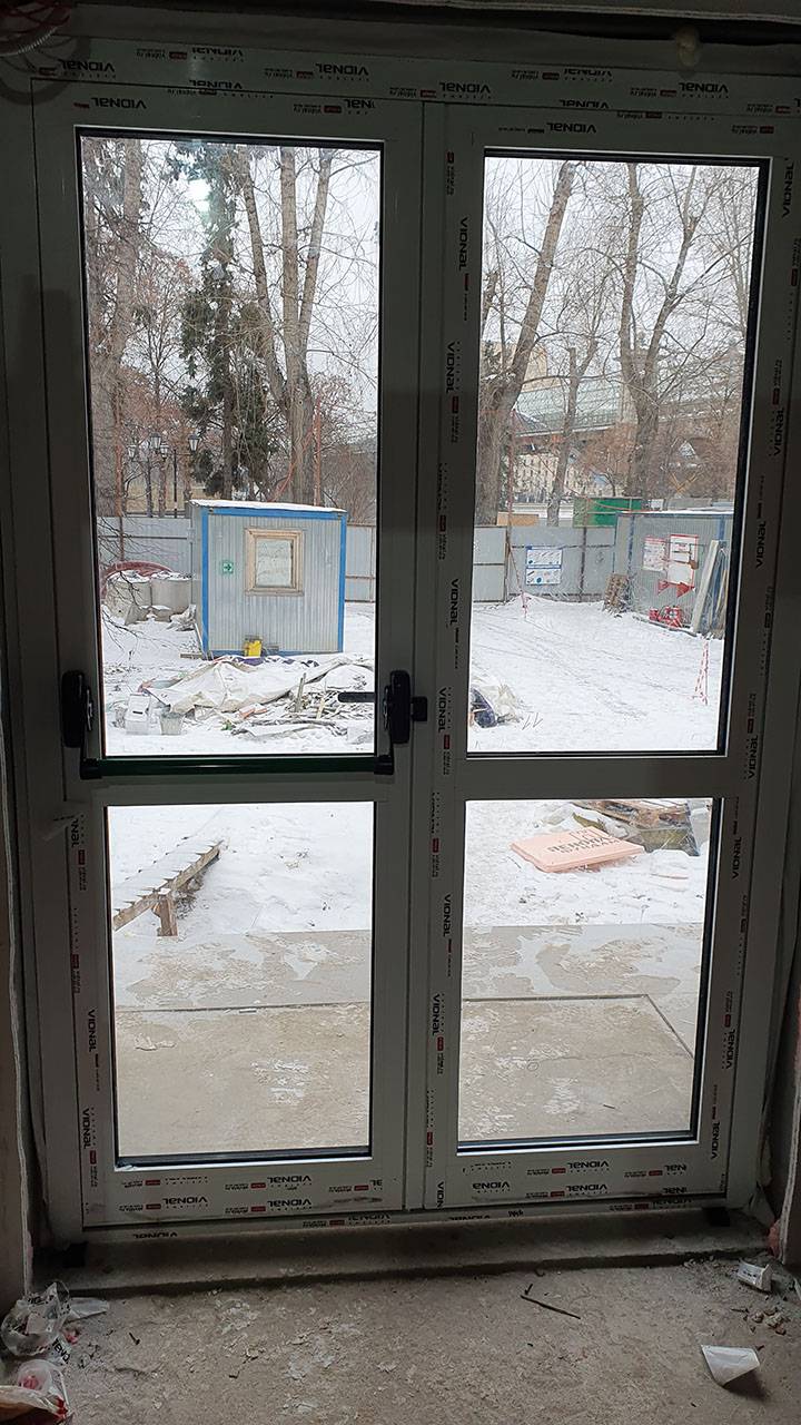 Теплая стеклянная дверь из двух створок