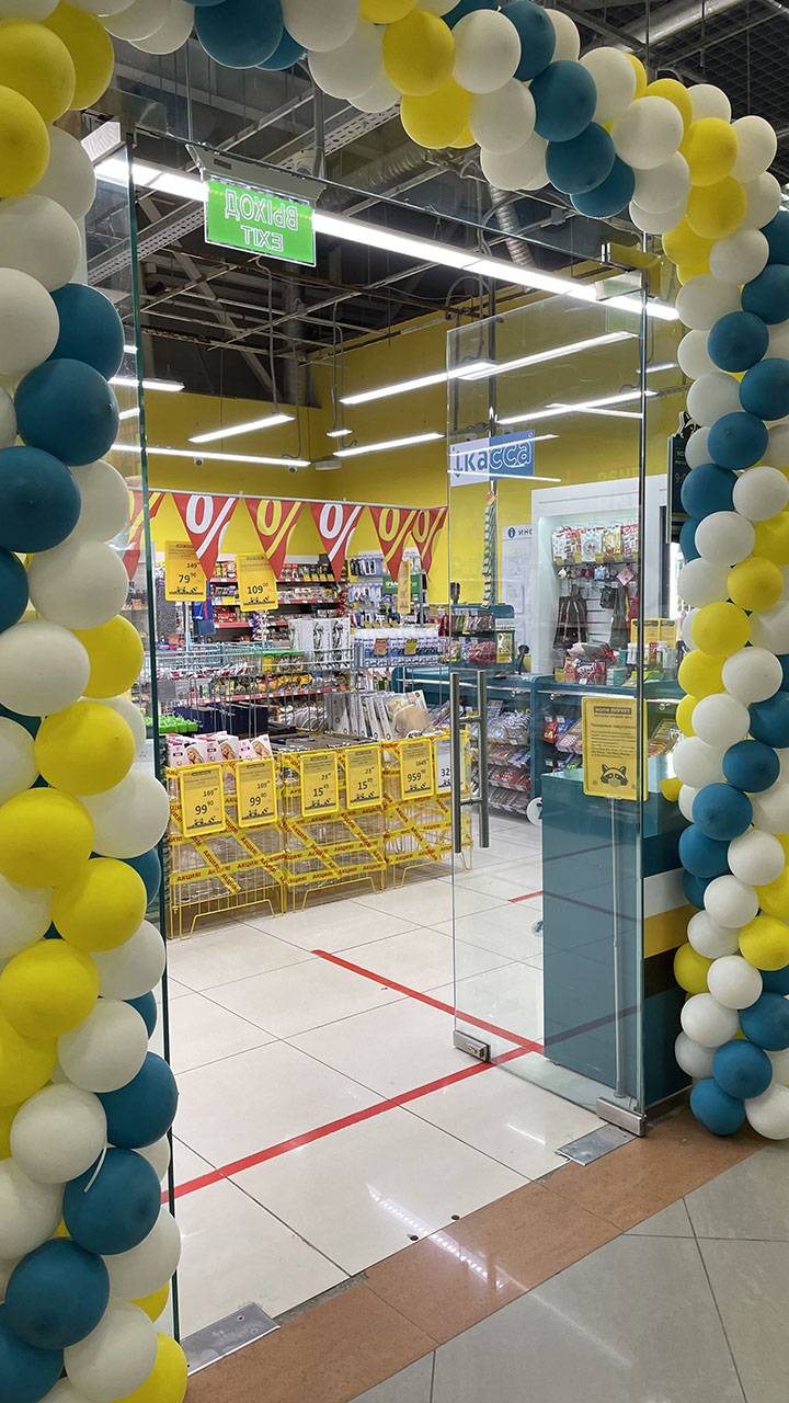 Стеклянные двери и перегородки в ТЦ