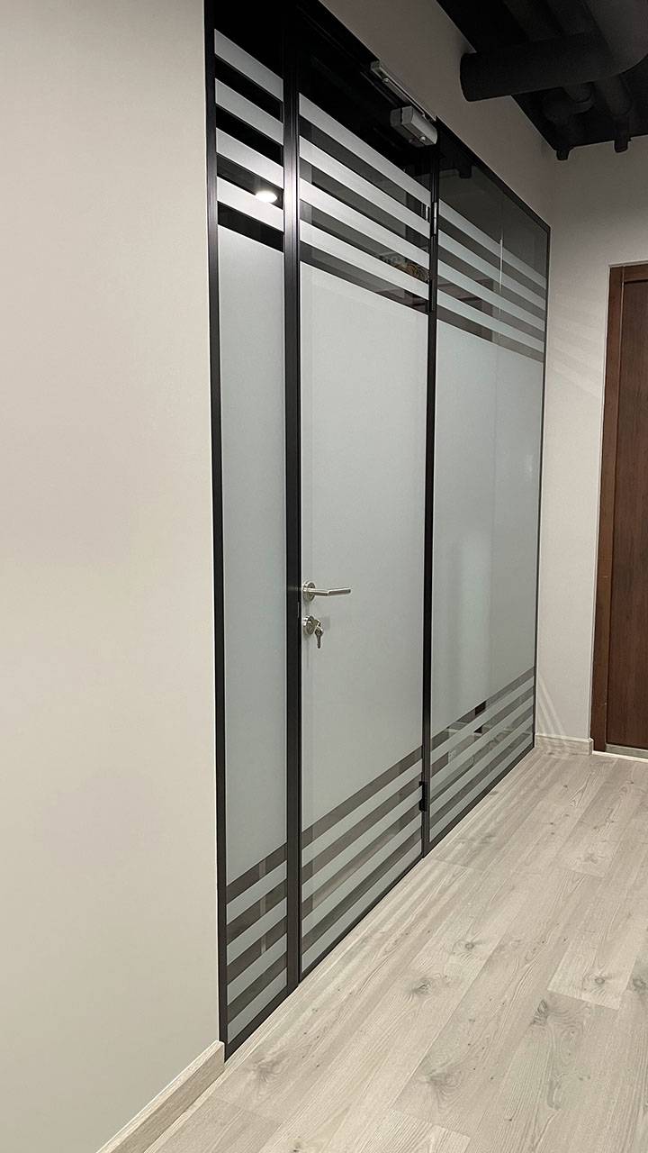 Дверь i-Doors в стеклянных перегородках