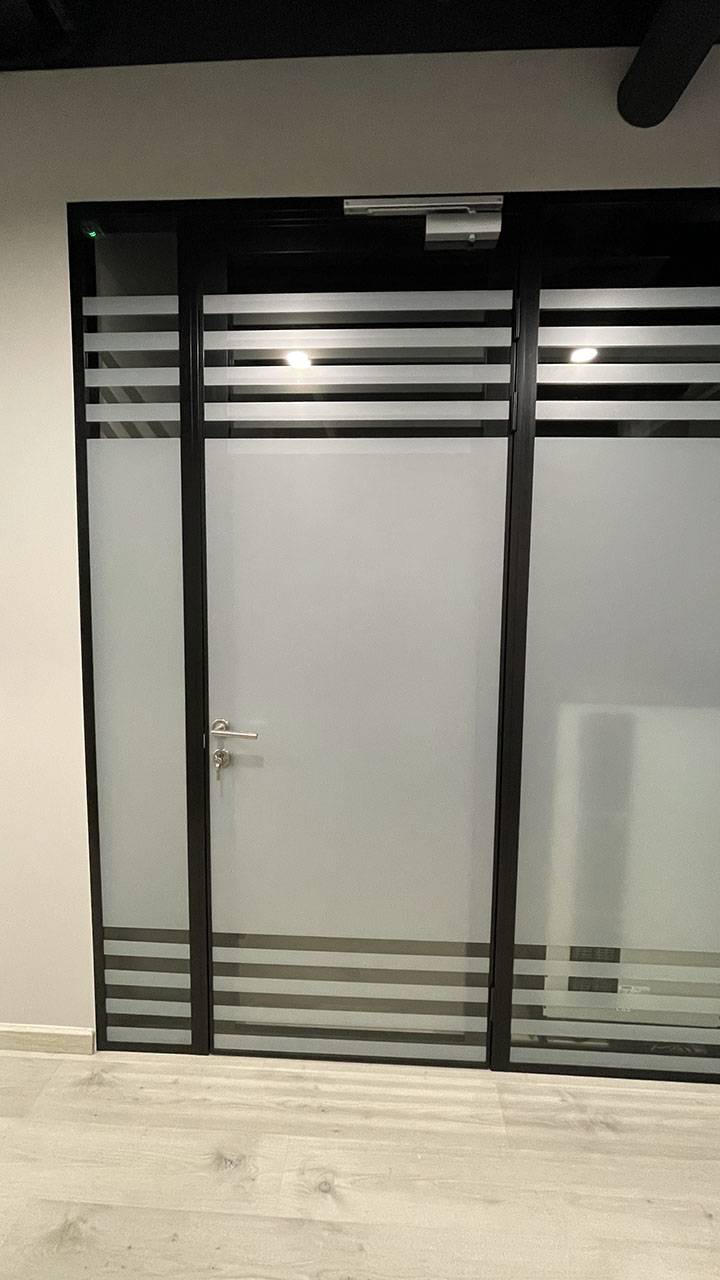 Дверь i-Doors и стеклянная перегородка в черном матовом каркасе