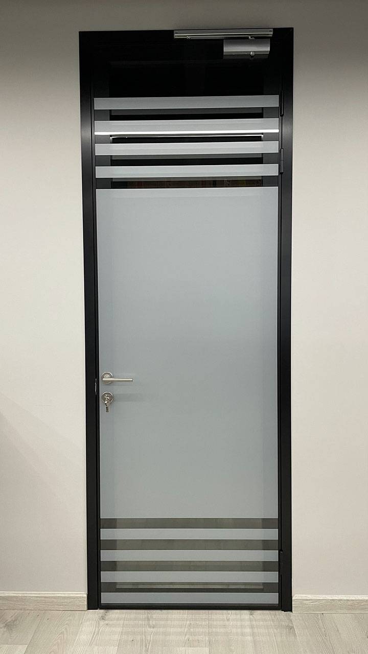 Распашная матовая дверь i-Doors в черном каркасе с доводчиком