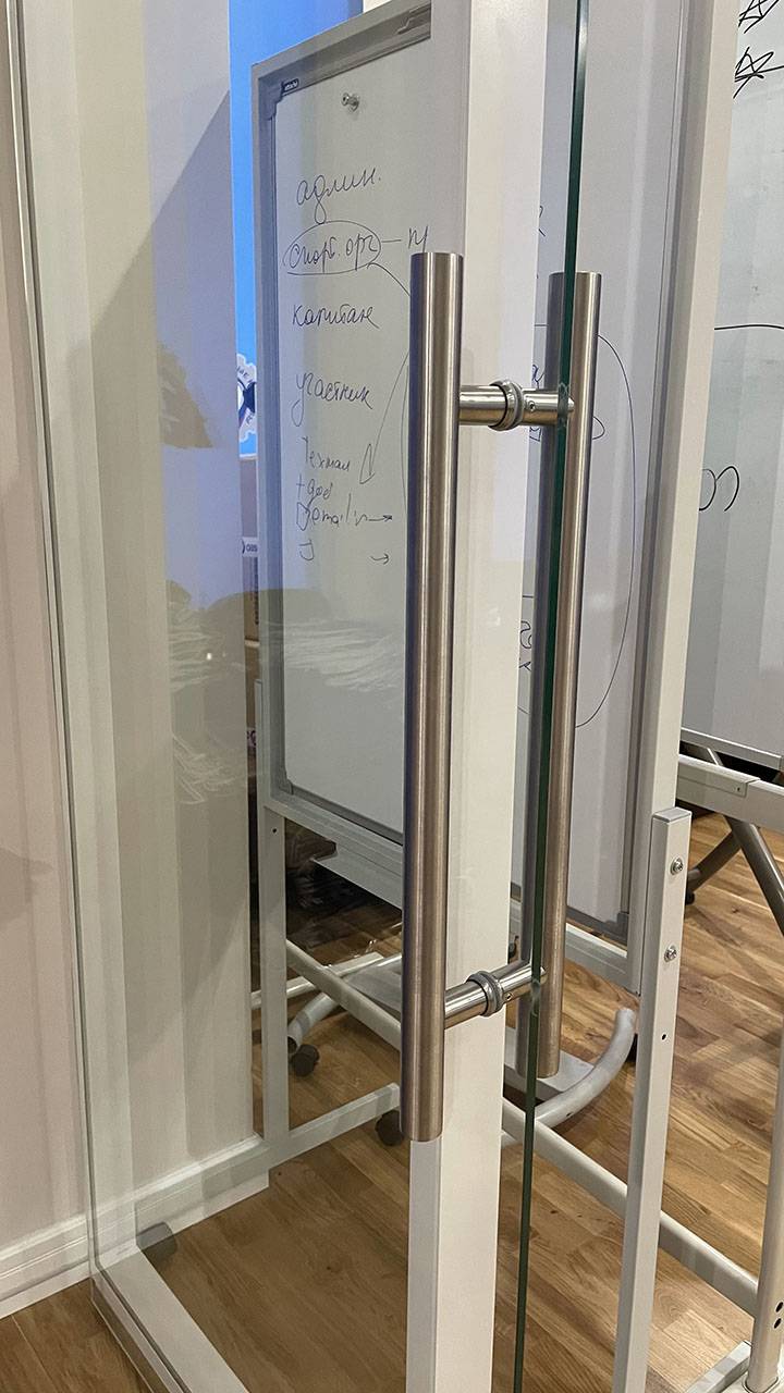 Раздвижная дверь из стекла с вертикальной ручкой