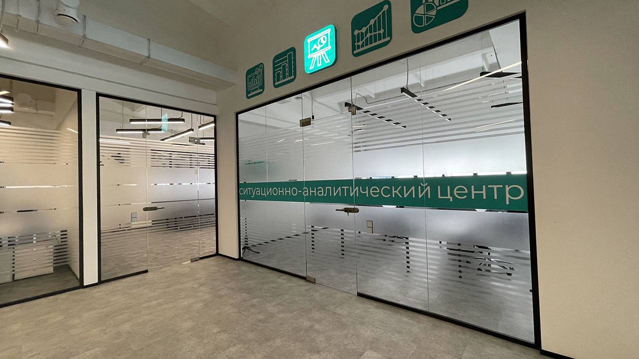 Перегородки из стекла в черном каркасе