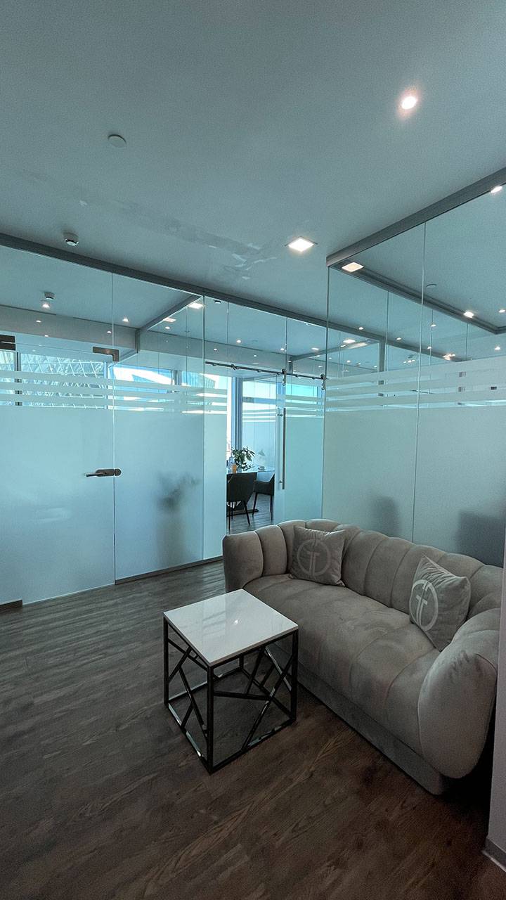 Офис из стеклянных перегородок и дверей с матовым рисунком