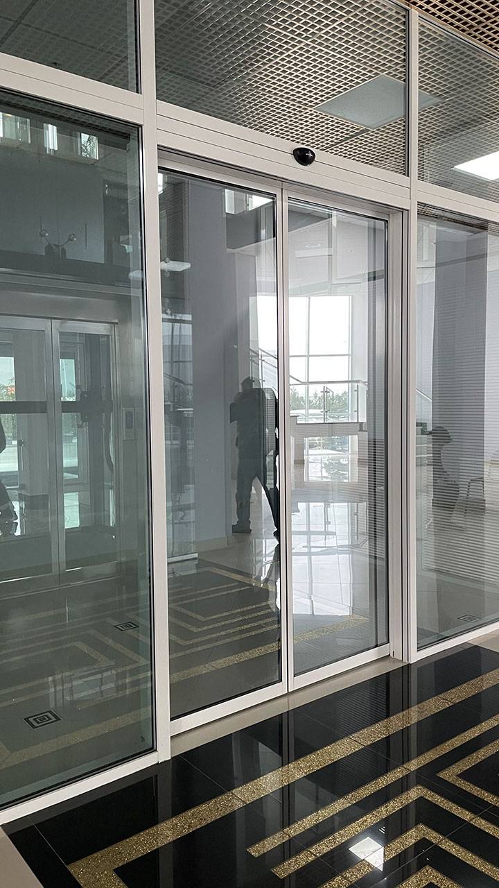 Прозрачные двери автоматические