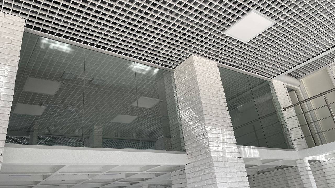 Прозрачные стекла в офисе