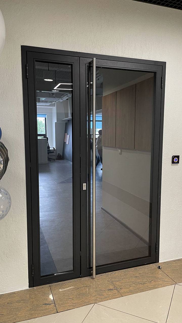 Прозрачные двери в офисных помещениях